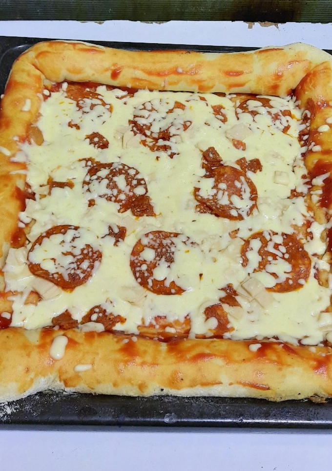 Una foto de Pizza con borde de queso