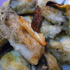A picture of Pan-Fried Crispy Oysters with Garlic.