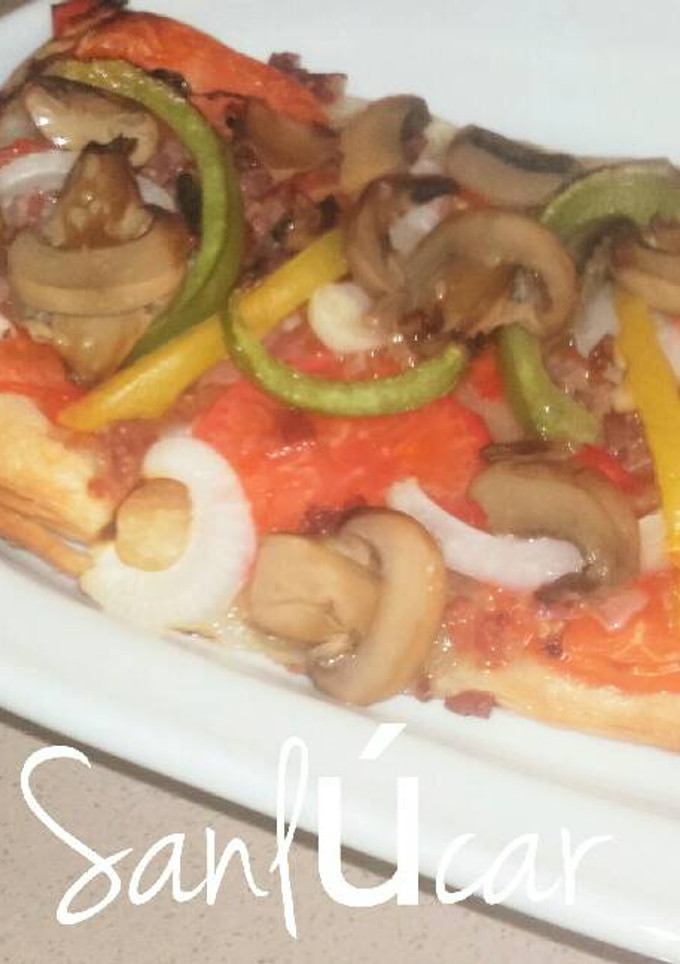 Una foto de Coca de verduras frescas, champiñones