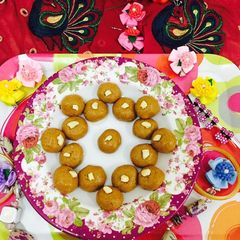 A picture of Besan ladoo.