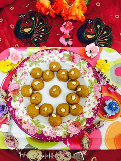 A picture of Besan ladoo.