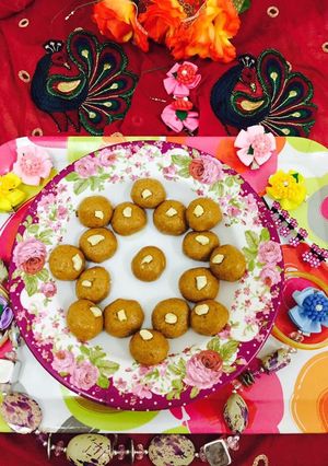A picture of Besan ladoo.