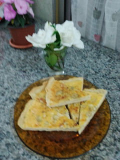 Una foto de Tarta de cebolla, queso y aceitunas