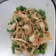 A picture of Shrimp Alfredo with Peas.