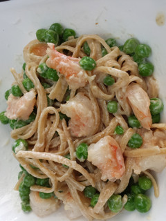 A picture of Shrimp Alfredo with Peas.