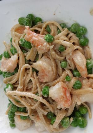 A picture of Shrimp Alfredo with Peas.