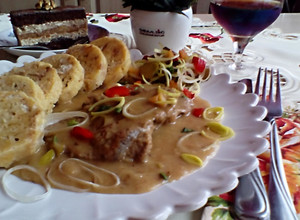 Póréhagymás, mustáros marhahús szelet, bögrés knédlivel recept fotója