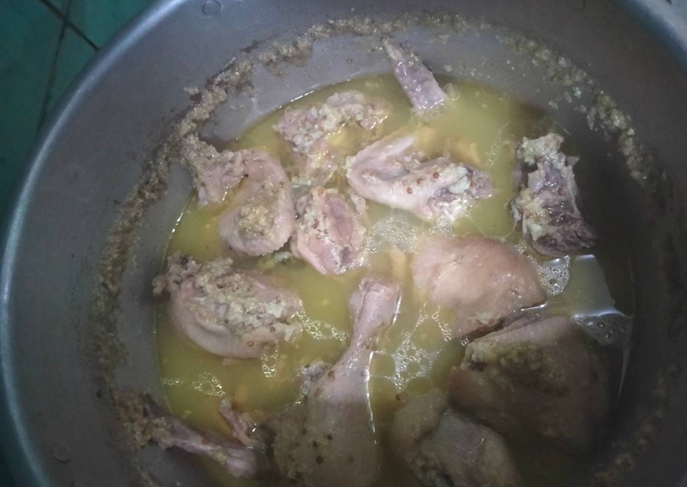 Ungkepan Ayam Bumbu Kuning