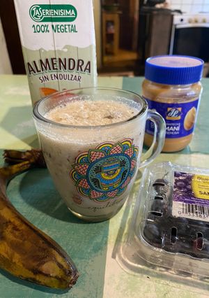 Una foto de Batido de banana y arándanos fit