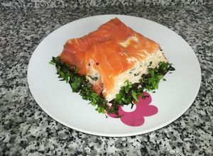 Foto principal de Pastel frío de salmón, surimi, queso de untar y nueces 🐟🍞🧀🏖️