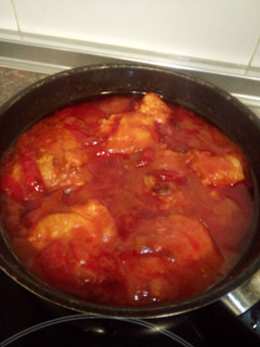 Una foto de Bacalao con tomate y pimientos rojos