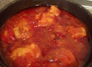 Una foto de Bacalao con tomate y pimientos rojos