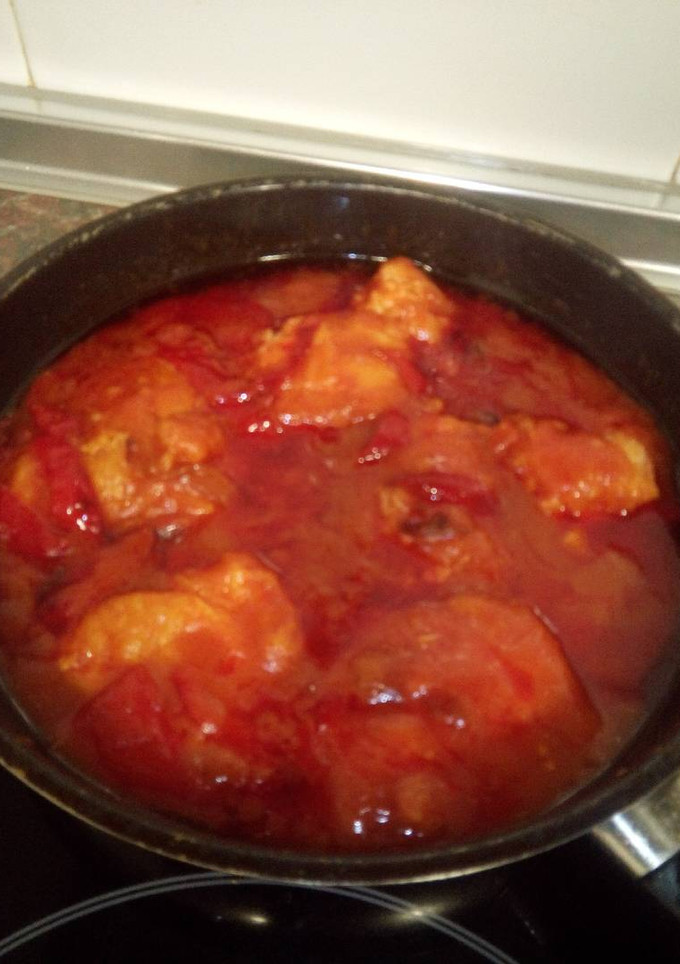 Una foto de Bacalao con tomate y pimientos rojos