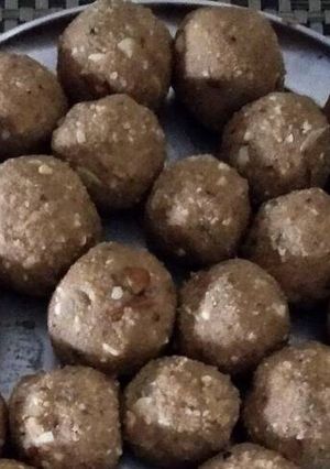 आटा गुड लड्डू (Aata gud laddu recipe in hindi) रेसिपी मुख्य फोटो
