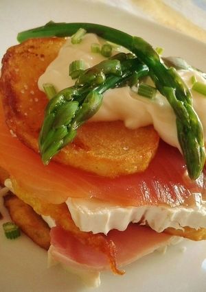 Foto principal de Milhojas de patata con salmón ahumado y queso de cabra