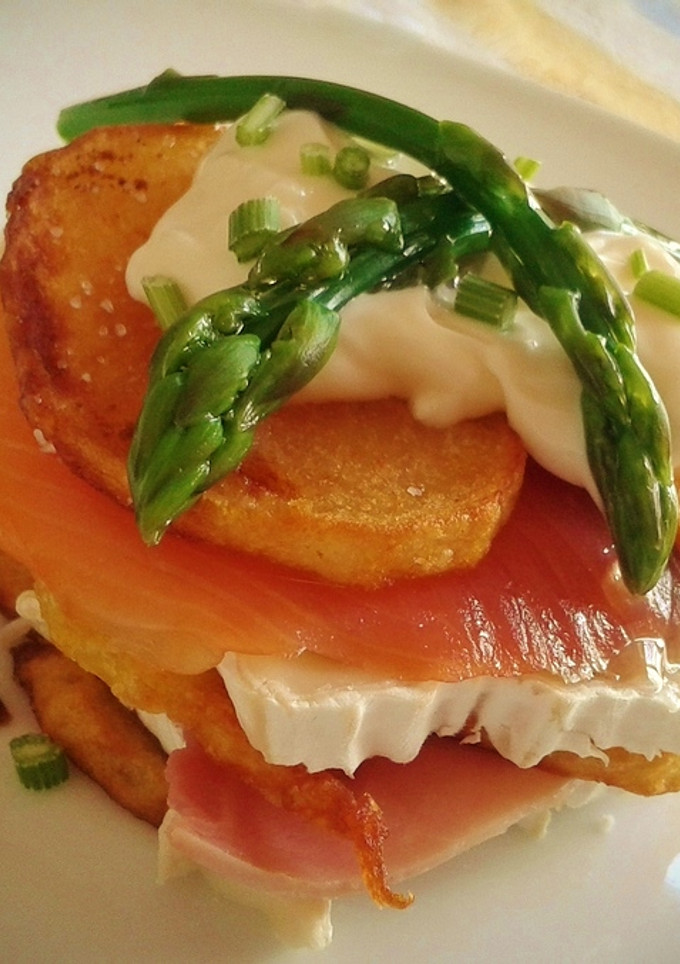 Una foto de Milhojas de patata con salmón ahumado y queso de cabra