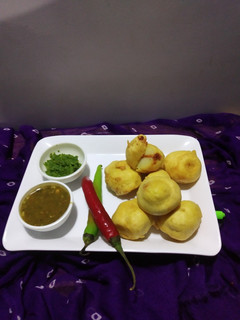 લસણીયા બટાકા વડા(Lasaniya bataka vada recipe in Gujarati) રેસીપી મુખ્ય ફોટો