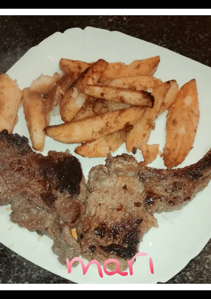 Una foto de Chuletas de cerdo con patatas al pimentón
