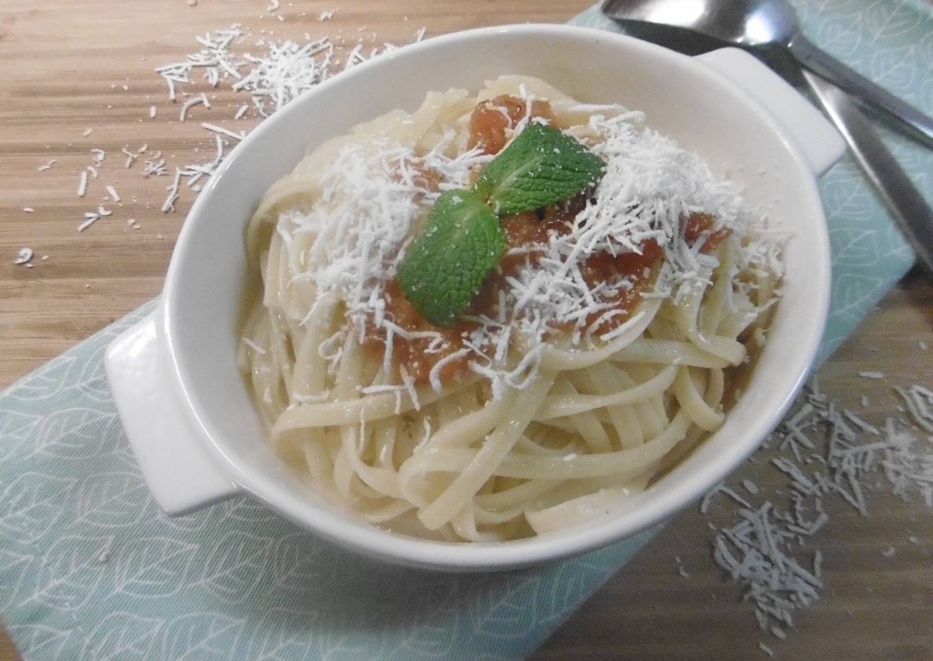 Linguini with fresh Tomato Sauce (Makaronia Me Tomata Salsa)