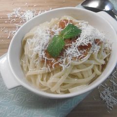A picture of Linguini with fresh Tomato Sauce (Makaronia Me Tomata Salsa).