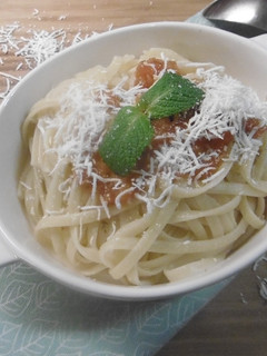 A picture of Linguini with fresh Tomato Sauce (Makaronia Me Tomata Salsa).