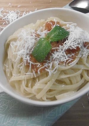A picture of Linguini with fresh Tomato Sauce (Makaronia Me Tomata Salsa).