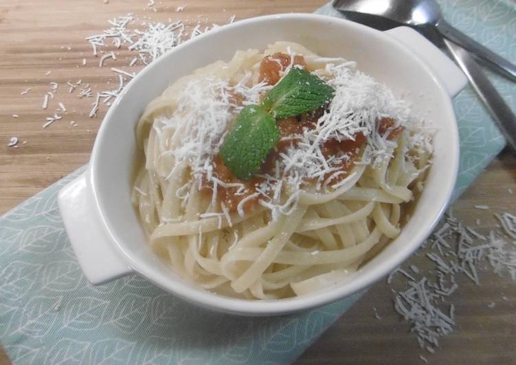 Recipe of Favorite Linguini with fresh Tomato Sauce (Makaronia Me Tomata Salsa)