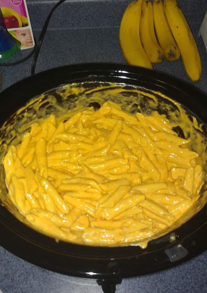 A picture of Crock pot buffalo chicken pasta.