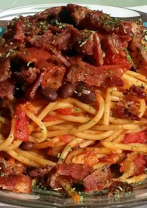 A picture of Black bean and bacon spaghetti.