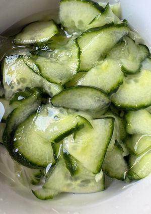 Egyszerű uborkasaláta recept fotója