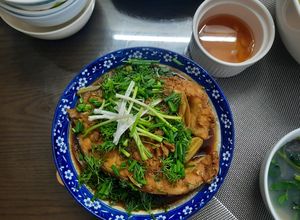 Hình của món Cá song (mú) hấp xì dầu riềng sả.