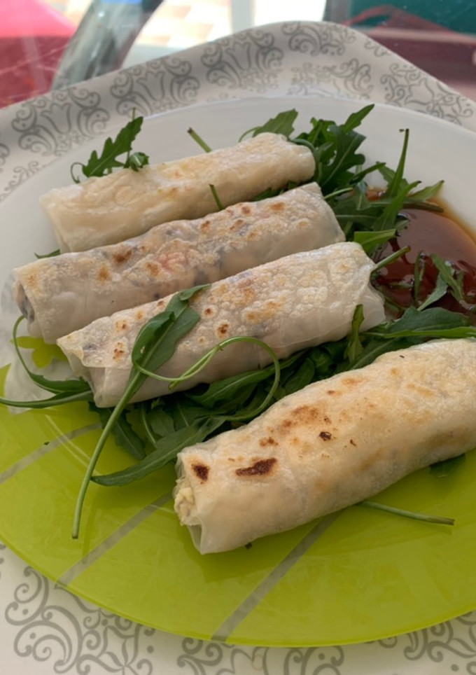 Una foto de Rollitos de papel de arroz a la plancha con relleno rápido