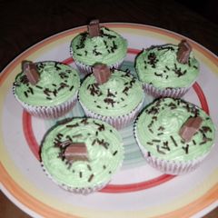 A picture of Mint, chocolate, black current raisins 🧁 cupcakes.