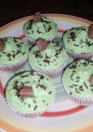 A picture of Mint, chocolate, black current raisins 🧁 cupcakes.