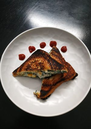 પાલક-મકાઈ-સેન્ડવીચ (Spinach corn sandwich Recipe in Gujarati) રેસીપી મુખ્ય ફોટો