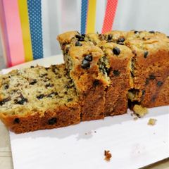 A picture of Banana Choco Chips Walnut Cake.