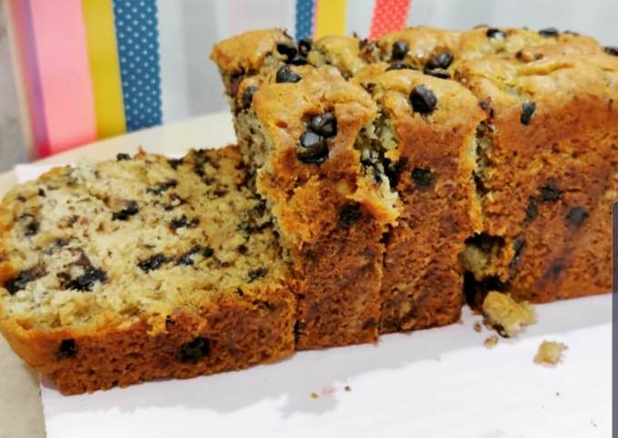 Recipe of Super Quick Banana Choco Chips Walnut Cake