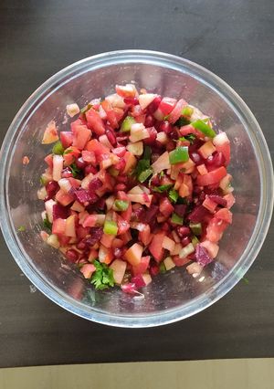 ફુ્ટ અને વેજીટેબલ સલાડ (Fruit Vegetable Salad Recipe In Gujarati) રેસીપી મુખ્ય ફોટો