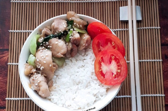 Anti Ribet, Buat Rice Bowl Tumis Ayam Lada Hitam Gampang
