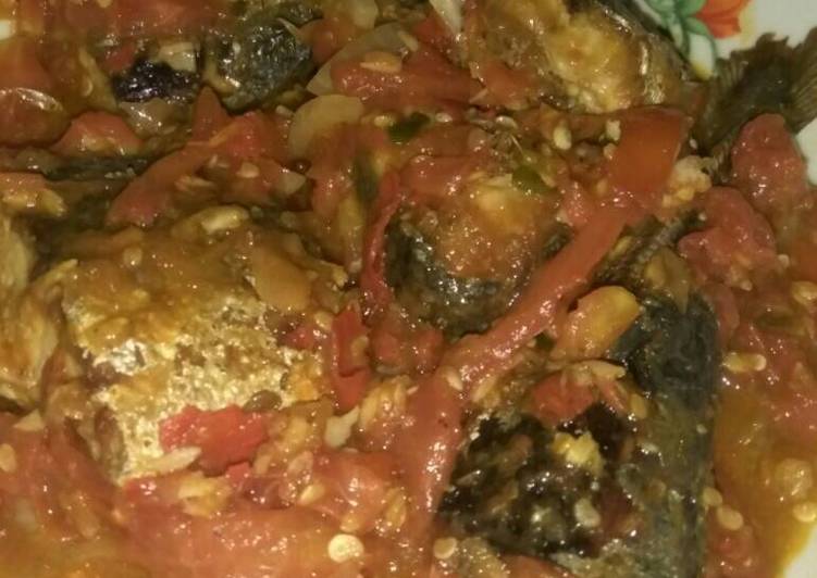 Cara Menyiapkan Ikan sarden sambel tomat ala saya yang Sempurna