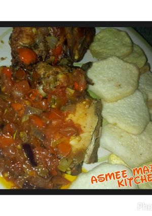 A picture of Fried yam and peppered chicken.