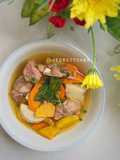 Canh xương heo nấu bí đỏ, cà rốt, khoai môn