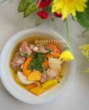 Canh xương heo nấu bí đỏ, cà rốt, khoai môn