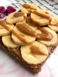 Una foto de Tosta de plátano y crema de cacahuete 🥜🍌