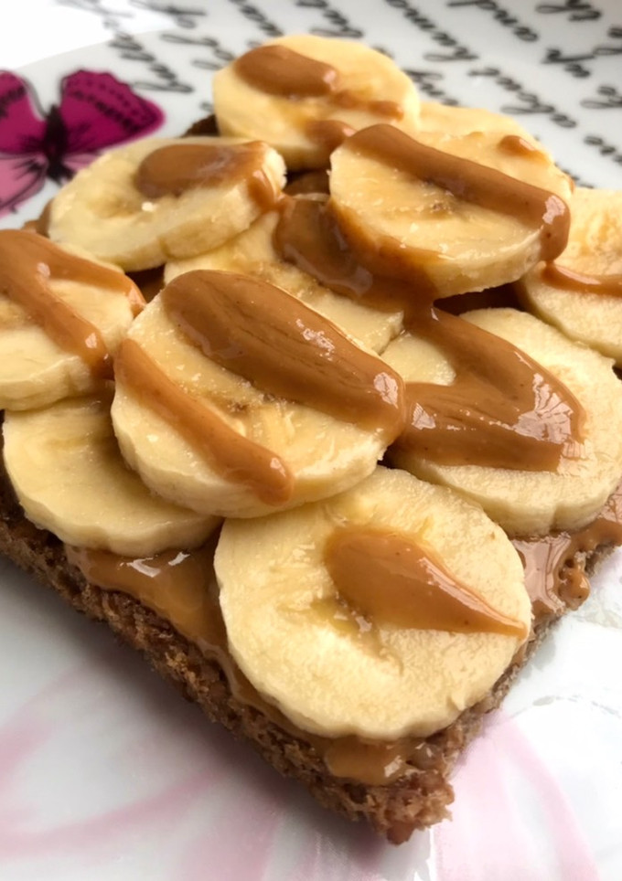 Una foto de Tosta de plátano y crema de cacahuete 🥜🍌