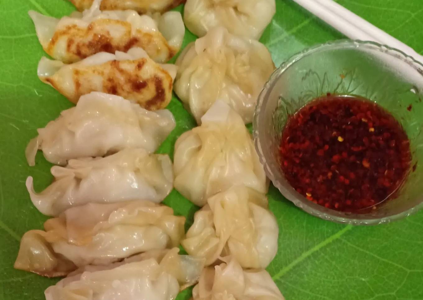 Gyoza ayam with chili oil