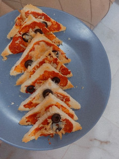 صورة لوصفة بيتزا بالتوست 🍕