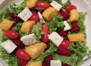 Una foto de Ensalada de mango y queso crema