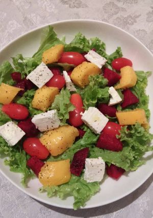 Una foto de Ensalada de mango y queso crema