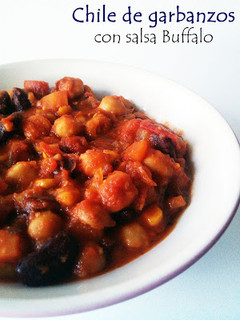 Una foto de Chile vegano de garbanzos con salsa buffalo